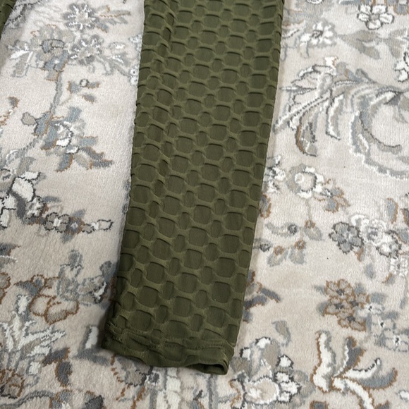 Gorgeous Textured Olive Green Workout Set OS/M - Picture 5 of 6